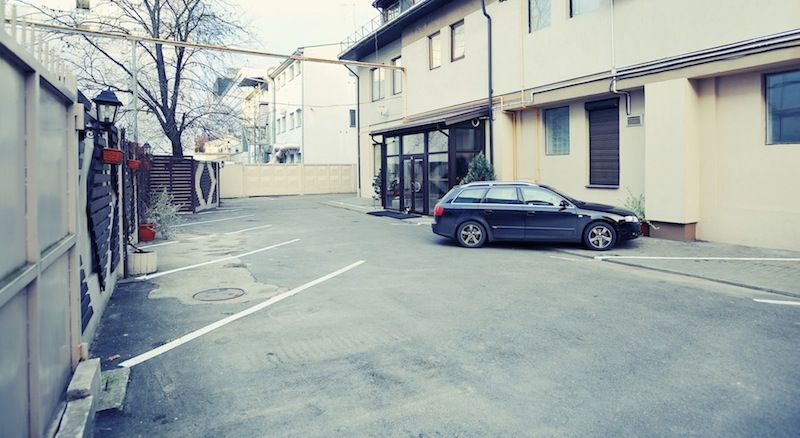 Bezpłatny parking dla samochodu lub autokaru. Teren filmowany.